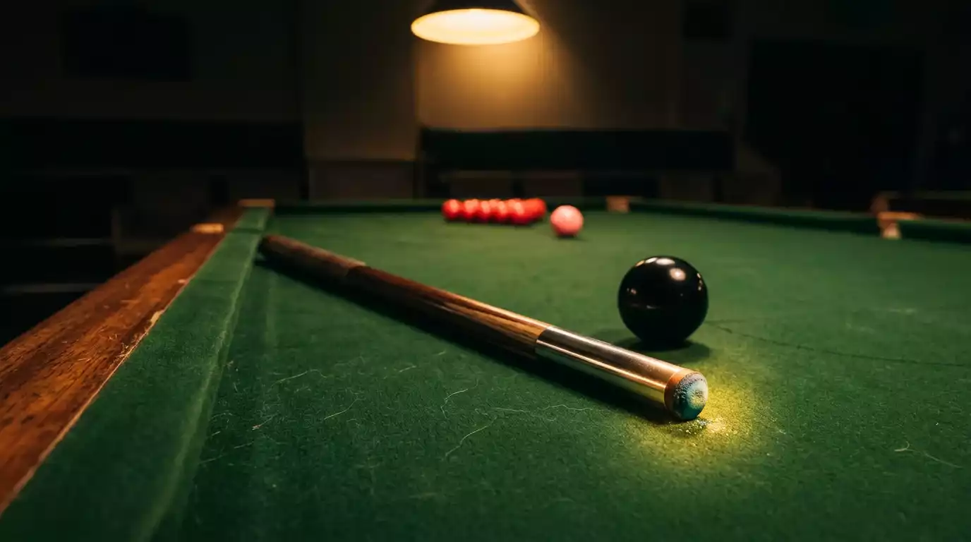 Snooker-Tisch unter Spotlight im Crucible Theatre mit aufgelegtem Queue und grünem Filz